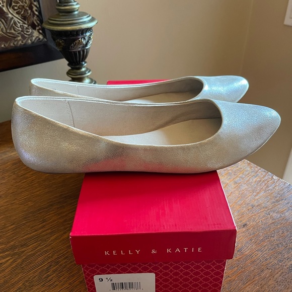 EUC Kelly & Katie flats *** size 9.5*** - Picture 3 of 6